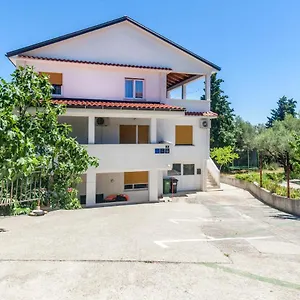 apartments-rooms-strcic-krk.primorje-gorskikotar.com/